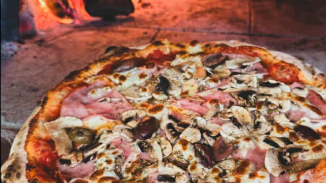 Porta Pizza food truck serving artisan Italian woodfired pizza in Perth